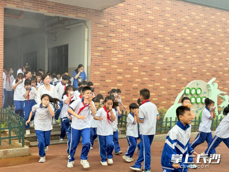 图为疏散演练。 均为长沙晚报通讯员 叶枫 摄 图为疏散演练。 均为长沙晚报通讯员 叶枫 摄