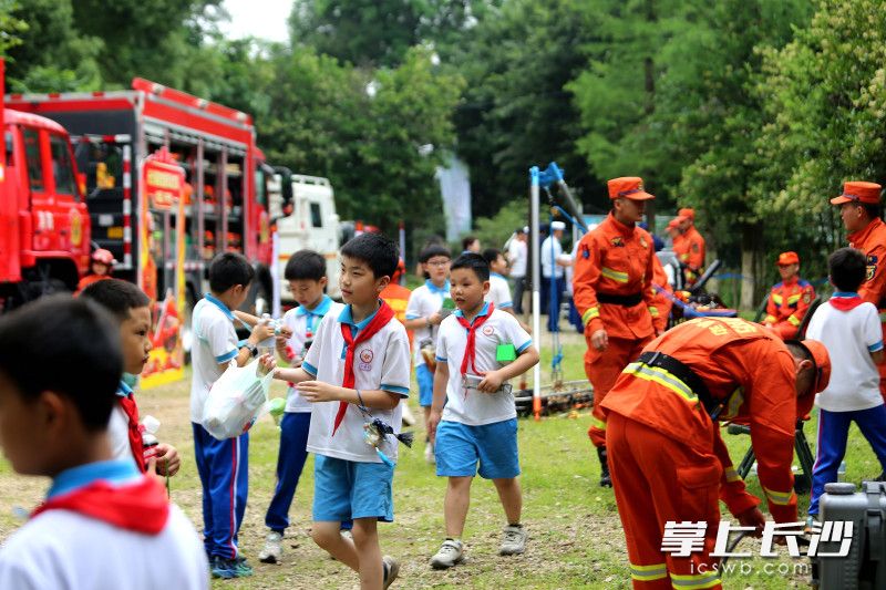 长沙消防森林防火沉浸式课堂搬进省植物园。 均为长沙晚报全媒体记者贺文兵摄 长沙消防森林防火沉浸式课堂搬进省植物园。 均为长沙晚报全媒体记者贺文兵摄