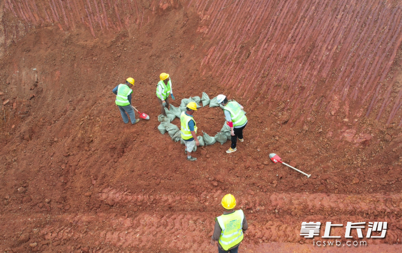 防汛排涝与边坡加固工作同步推进。 防汛排涝与边坡加固工作同步推进。