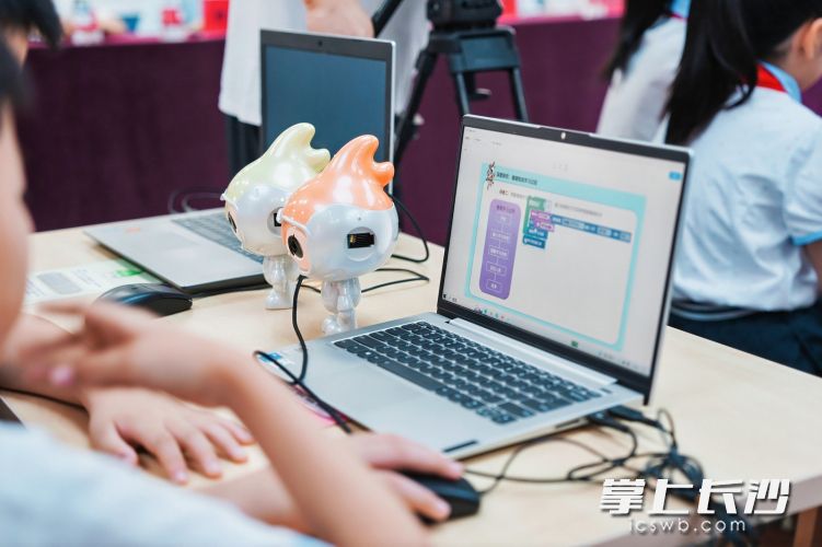 长塘里小学自主研发的原创校园智能体终端“塘塘”正式对外发布,实现学校智慧教育建设从0到1的突破性发展,为长沙校园数智化转型注入全新动能。长沙晚报通讯员 彭嘉宇 摄 长塘里小学自主研发的原创校园智能体终端“塘塘”正式对外发布,实现学校智慧教育建设从0到1的突破性发展,为长沙校园数智化转型注入全新动能。长沙晚报通讯员 彭嘉宇 摄