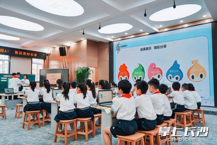 依托全新发布的“塘塘”智能体终端,长塘里小学打造了全域覆盖的数智校园生态。 依托全新发布的“塘塘”智能体终端,长塘里小学打造了全域覆盖的数智校园生态。