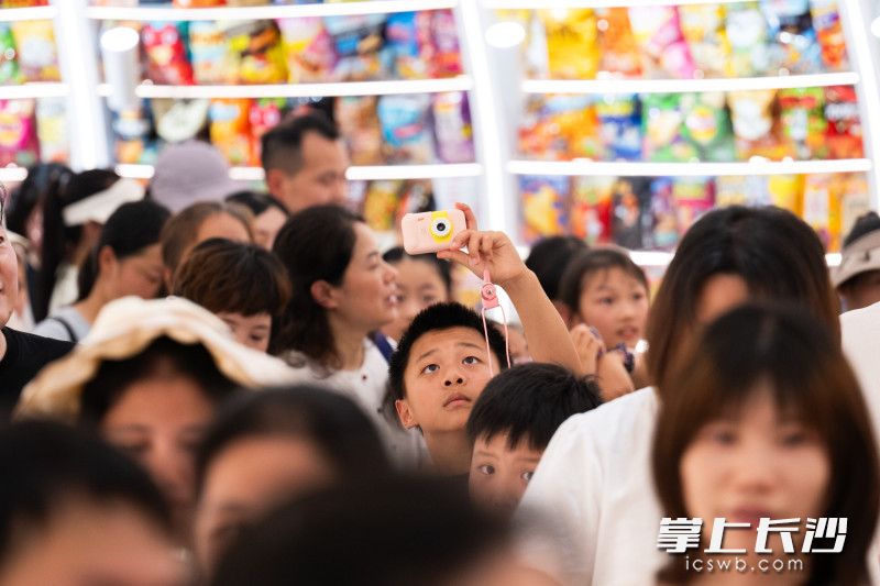 小小相机也拍了起来。