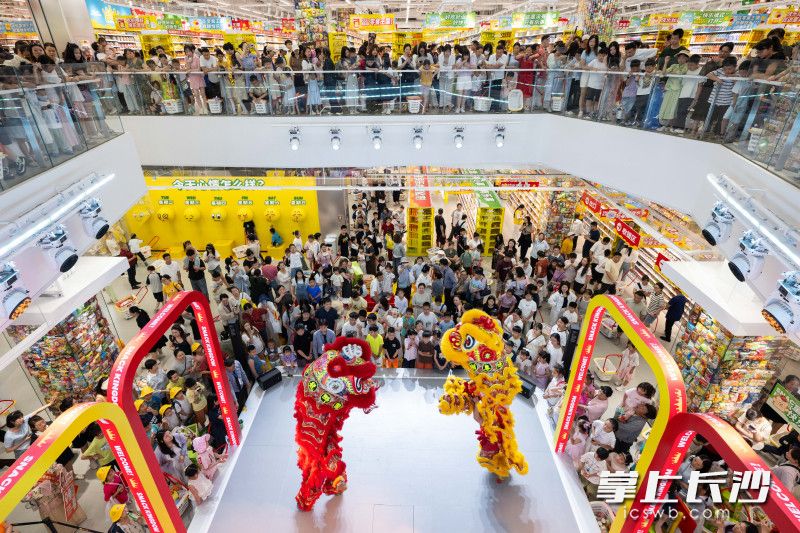 现场有醒狮表演和互动游戏，让小朋友们开心过节。  均为长沙晚报全媒体记者黄启晴摄