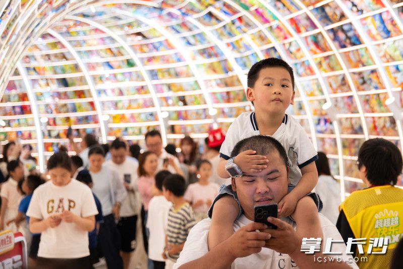 6月1日，长沙零食王国早早迎来客流高峰，店外排起长队。