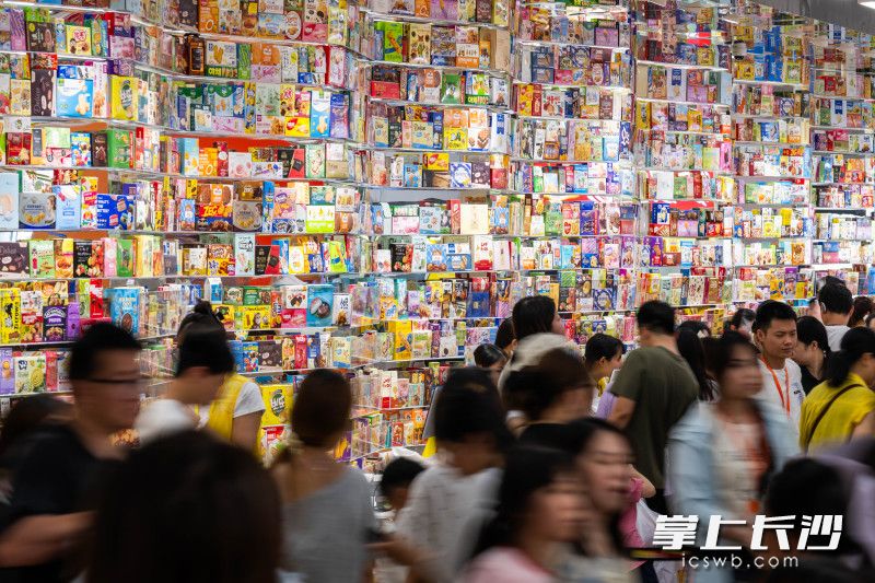 现场人流如织。