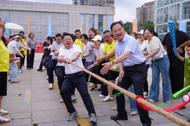 参赛者在拔河比赛中奋勇争先。 参赛者在拔河比赛中奋勇争先。