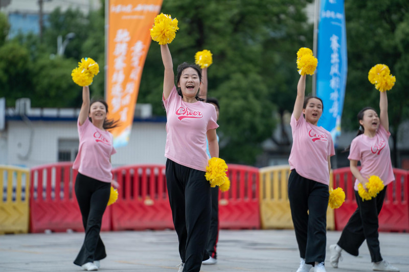 湖南女子学院啦啦队以活力四射的开场表演为活动启幕。 均为红星实业集团供图 湖南女子学院啦啦队以活力四射的开场表演为活动启幕。 均为红星实业集团供图