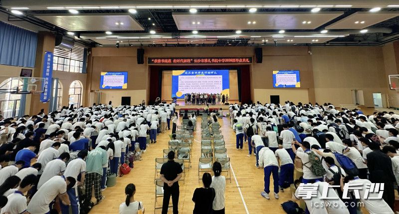 全体高三毕业生向恩师三拜行谢师礼。 全体高三毕业生向恩师三拜行谢师礼。