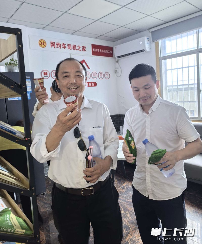 网约车司机之家为师傅们准备了雪糕、饮用水。