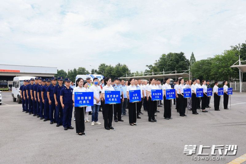 队伍集结,公交停车场上即将举办综合应急演练。均为长沙晚报全媒体记者 周小华 摄 队伍集结,公交停车场上即将举办综合应急演练。均为长沙晚报全媒体记者 周小华 摄