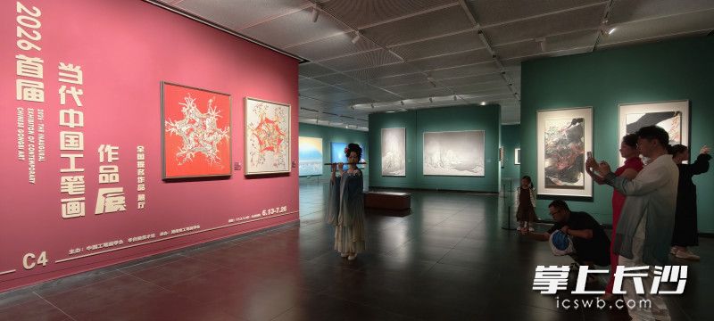 展厅响起悠扬的竹笛声。 展厅响起悠扬的竹笛声。