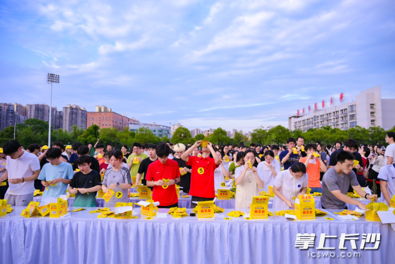 趣味互动让这次音乐节更有趣味性。 趣味互动让这次音乐节更有趣味性。