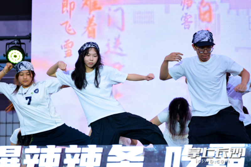 精彩的节目轮番上演,燃情一夏。 精彩的节目轮番上演,燃情一夏。