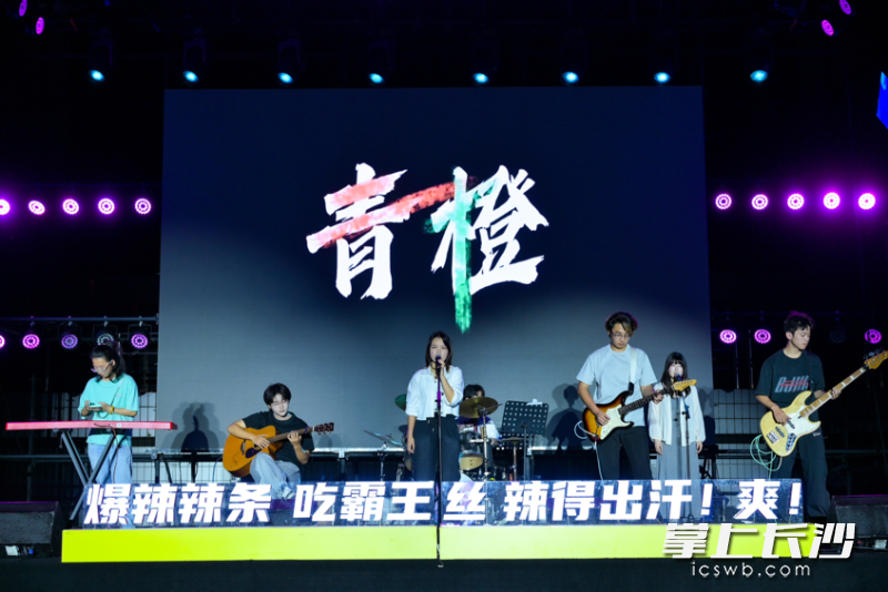 湖南中医药大学用一场极致的浪漫,为2026届毕业生的大学时光画上了圆满的句号。均为长沙晚报通讯员 夏雅珊 供图 湖南中医药大学用一场极致的浪漫,为2026届毕业生的大学时光画上了圆满的句号。均为长沙晚报通讯员 夏雅珊 供图