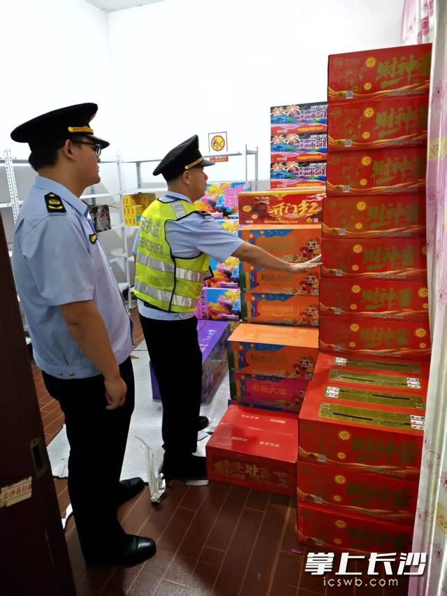 多部门联合整治专班开展突击检查。 长沙晚报通讯员 张珊珊供图 多部门联合整治专班开展突击检查。 长沙晚报通讯员 张珊珊供图