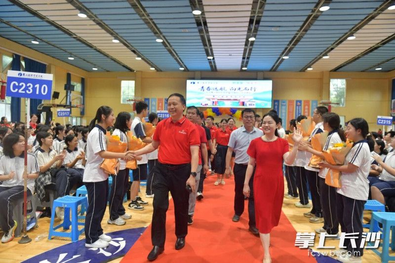 毕业典礼上,教师与家长代表走过红毯进入会场。均为长沙晚报通讯员 朱铭森 唐婉欣 摄影报道 毕业典礼上,教师与家长代表走过红毯进入会场。均为长沙晚报通讯员 朱铭森 唐婉欣 摄影报道