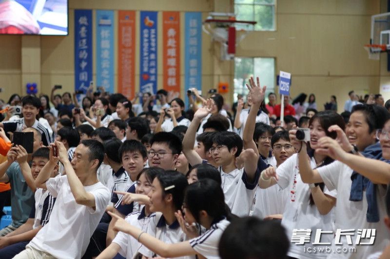 师生们纷纷拿出手机、相机记录难忘的一刻。 师生们纷纷拿出手机、相机记录难忘的一刻。