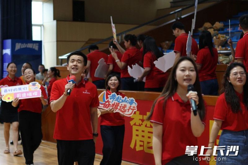老师们献唱精心改编的歌曲《麓山的故事》,将三年师生情化作悠扬旋律。 老师们献唱精心改编的歌曲《麓山的故事》,将三年师生情化作悠扬旋律。