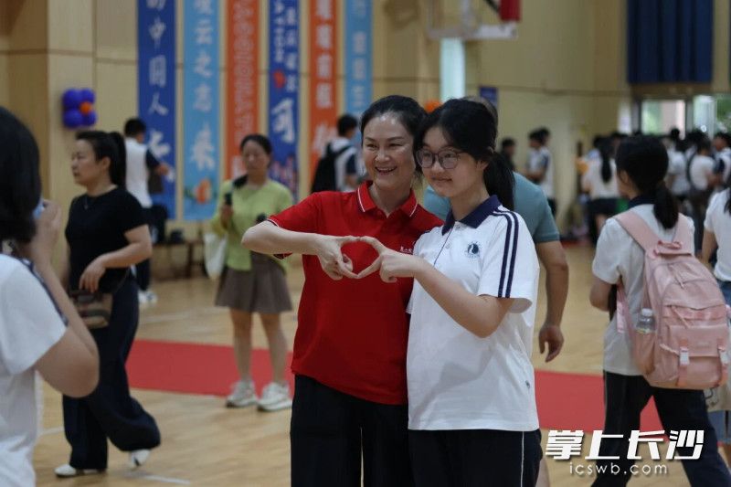 不舍离别,和老师们留影。 不舍离别,和老师们留影。