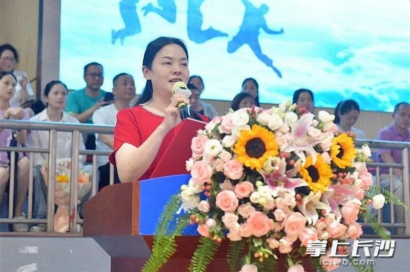 麓山国际实验学校校长杨革非以三个人生锦囊为即将奔赴新征程的初三毕业生送上专属成长箴言。 麓山国际实验学校校长杨革非以三个人生锦囊为即将奔赴新征程的初三毕业生送上专属成长箴言。
