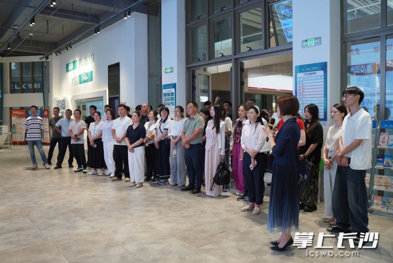 培训设置现场教学环节,图为学员们来到湖南湘江新区洋湖街道洋湖国际社区开展实地研学。长沙晚报通讯员 吴彬 摄 培训设置现场教学环节,图为学员们来到湖南湘江新区洋湖街道洋湖国际社区开展实地研学。长沙晚报通讯员 吴彬 摄