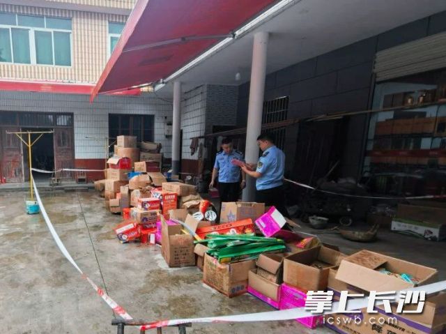 开福区查处一起居民自建房非法储存烟花爆竹重大隐患案件。均为长沙晚报通讯员 供图 开福区查处一起居民自建房非法储存烟花爆竹重大隐患案件。均为长沙晚报通讯员 供图