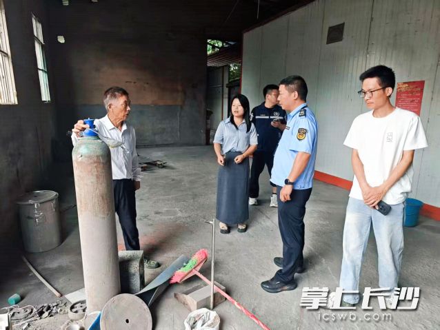 工作人员深入企业生产一线开展全方位细致核查。 工作人员深入企业生产一线开展全方位细致核查。