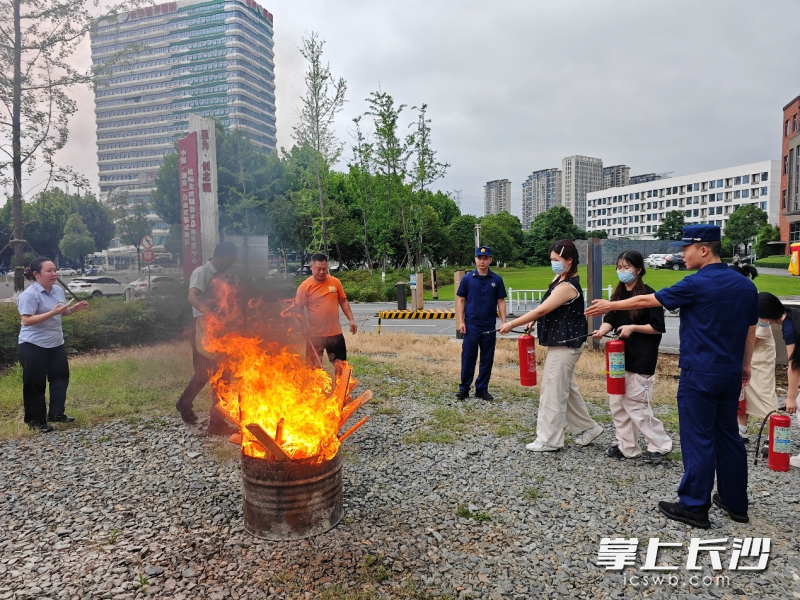 灭火实操。 灭火实操。