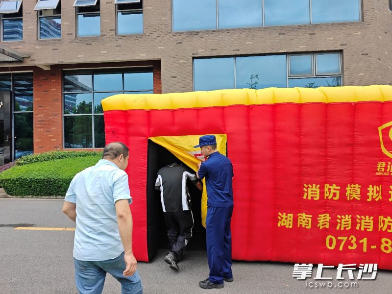 参训员工体验逃生帐篷。 均为长沙晚报通讯员张佳欣摄 参训员工体验逃生帐篷。 均为长沙晚报通讯员张佳欣摄