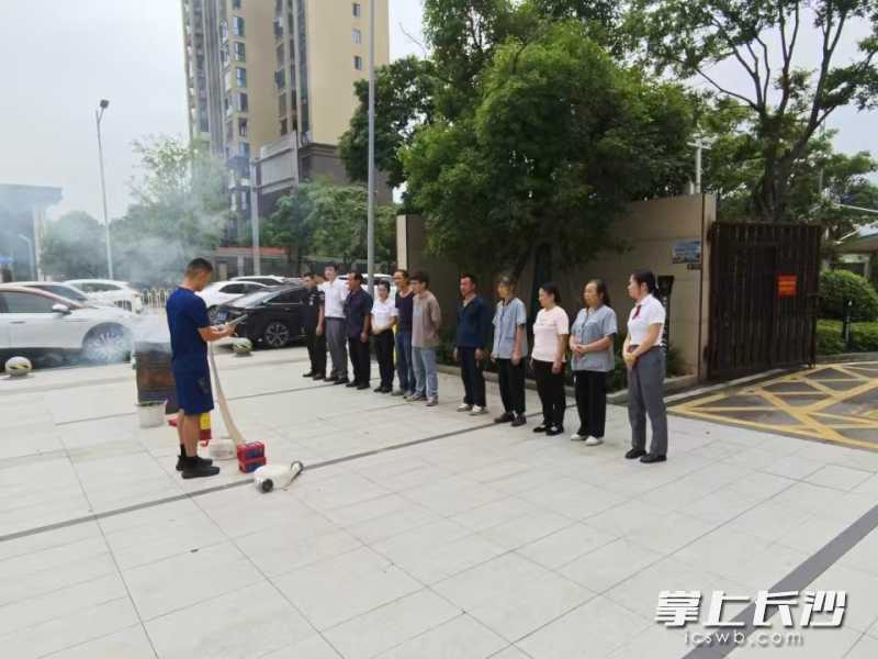 消防员在讲授消防知识。长沙晚报通讯员 谢海军 摄