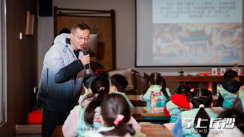 沙伟老师给孩子讲课培训。天心阁景区管理处供图 沙伟老师给孩子讲课培训。天心阁景区管理处供图