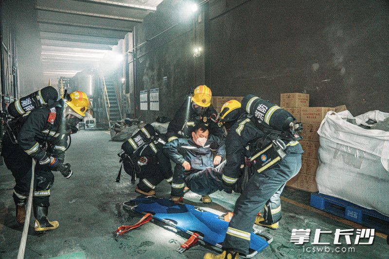抢救“伤员”。 抢救“伤员”。