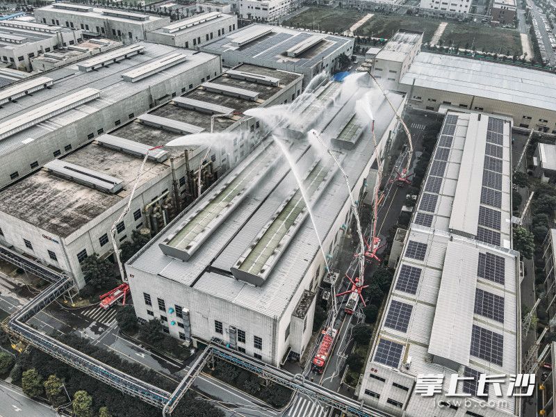 灭火救援演练场景。 均为长沙晚报通讯员谢海鹏摄 灭火救援演练场景。 均为长沙晚报通讯员谢海鹏摄