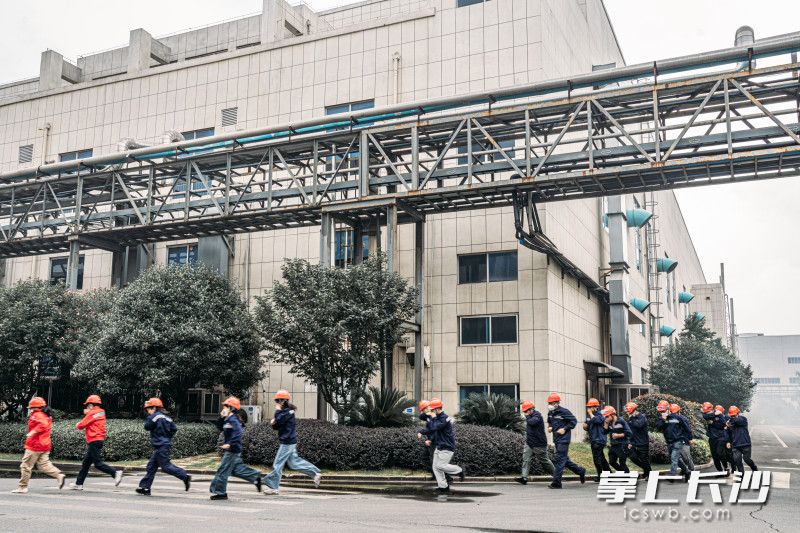紧急疏散。 紧急疏散。
