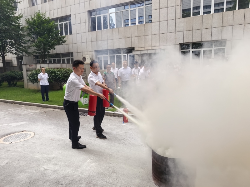 活动现场进行了实战应急演练。 活动现场进行了实战应急演练。