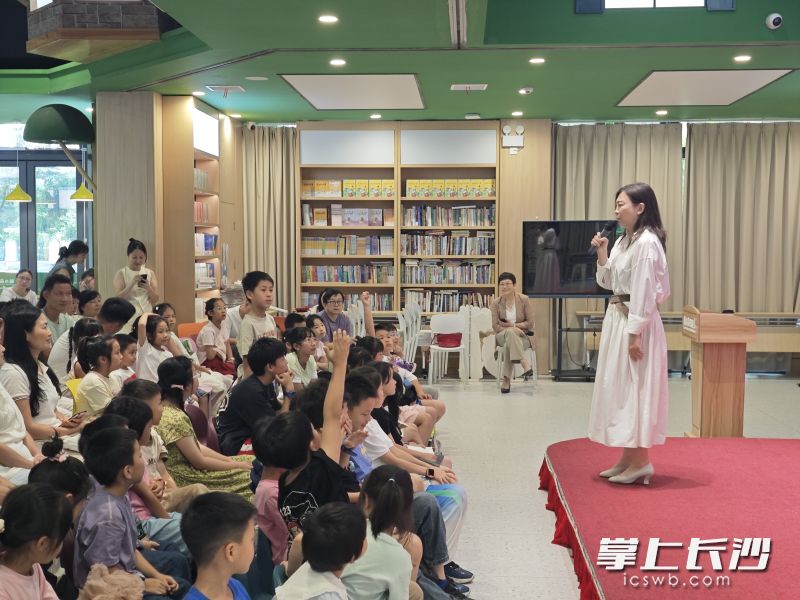 面对葛竞的提问“一百个故事要写多久”,长沙小朋友积极作答,但“一天”的答案超出了作家的预期。 面对葛竞的提问“一百个故事要写多久”,长沙小朋友积极作答,但“一天”的答案超出了作家的预期。