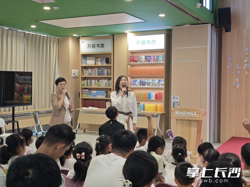讲座开始前,汤素兰为大家介绍嘉宾葛竞(右)。台下小朋友一口一个“竞姐姐”,哄得葛竞藏不住笑容。均为长沙晚报通讯员 汤维宇 摄 讲座开始前,汤素兰为大家介绍嘉宾葛竞(右)。台下小朋友一口一个“竞姐姐”,哄得葛竞藏不住笑容。均为长沙晚报通讯员 汤维宇 摄