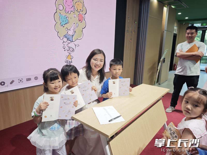 暑期将至,长沙各大图书馆、实体书店准备了丰富多彩的阅读活动,欢迎各位读者积极参与。 暑期将至,长沙各大图书馆、实体书店准备了丰富多彩的阅读活动,欢迎各位读者积极参与。