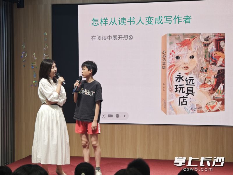 葛竞做客长沙笨狼家·林木森书店,与读者分享“怎样从读书人变成写作者”。 葛竞做客长沙笨狼家·林木森书店,与读者分享“怎样从读书人变成写作者”。