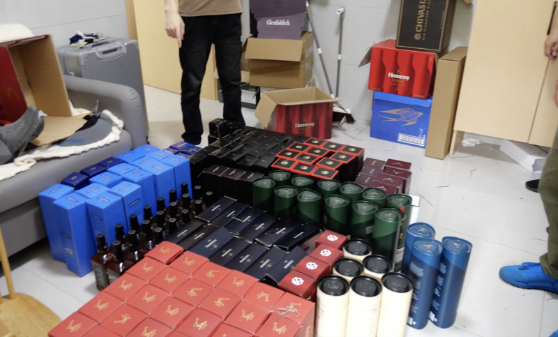 近日,芙蓉区行政执法局联合区市场监督管理局、市公安局芙蓉分局等部门,查处两起销售侵犯注册商标专用权商品案件。均为通讯员供图 近日,芙蓉区行政执法局联合区市场监督管理局、市公安局芙蓉分局等部门,查处两起销售侵犯注册商标专用权商品案件。均为通讯员供图