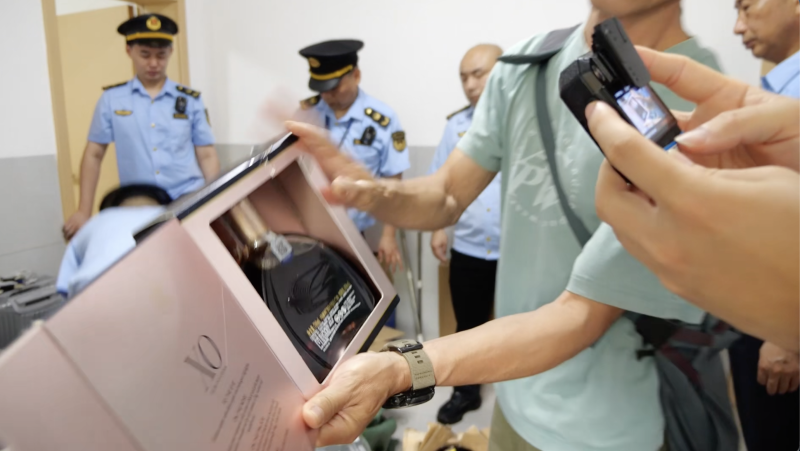 执法正在调查取证。 执法正在调查取证。