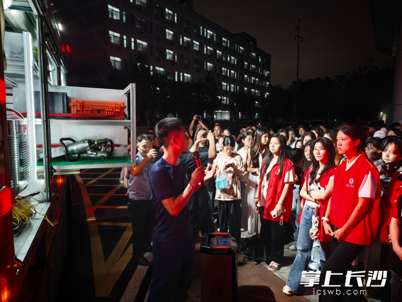 消防宣传员在给师生上安全课。 长沙晚报通讯员 杜泽源 摄 消防宣传员在给师生上安全课。 长沙晚报通讯员 杜泽源 摄