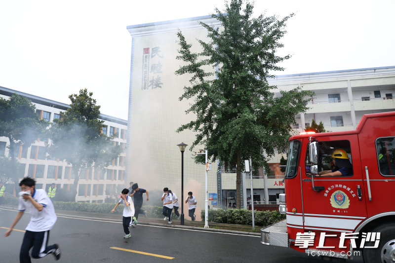 学生们进行疏散演练。 长沙晚报通讯员 杨来富 摄 学生们进行疏散演练。 长沙晚报通讯员 杨来富 摄