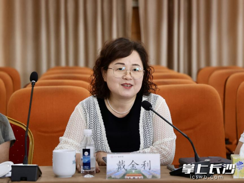 望城区教育局局长戴金利建议以“雷小锋”德育品牌为纽带,将医学院新生纳入“雷小锋”编号体系。 望城区教育局局长戴金利建议以“雷小锋”德育品牌为纽带,将医学院新生纳入“雷小锋”编号体系。
