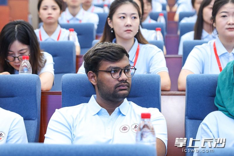 来自海内外27所高校的80名硕博研究生将在为期十天的沉浸式研学中,探索中西医结合科研新路径,推动传统康养技术创新落地。 来自海内外27所高校的80名硕博研究生将在为期十天的沉浸式研学中,探索中西医结合科研新路径,推动传统康养技术创新落地。