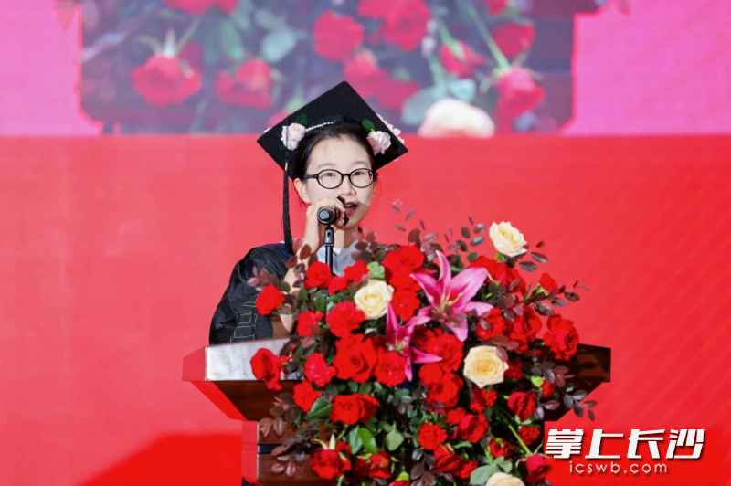 曾欣同学作为毕业生代表发言。 曾欣同学作为毕业生代表发言。