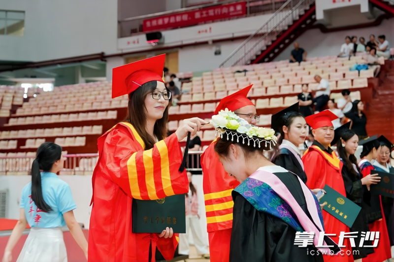 为全体毕业生拨穗、颁发毕业证书与学位证书。 为全体毕业生拨穗、颁发毕业证书与学位证书。