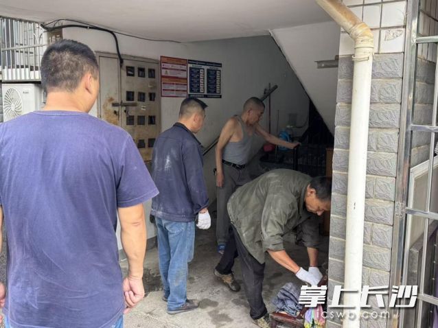 整治行动中,集中清运各类杂物6车,确保各类安全隐患当场清零、排查整治不留死角盲区。 长沙晚报通讯员 王晴 供图 整治行动中,集中清运各类杂物6车,确保各类安全隐患当场清零、排查整治不留死角盲区。 长沙晚报通讯员 王晴 供图