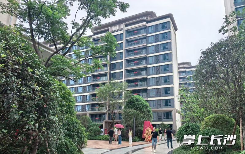 近期,一批楼盘交付后,小区实景展示为后续加推助力。 近期,一批楼盘交付后,小区实景展示为后续加推助力。