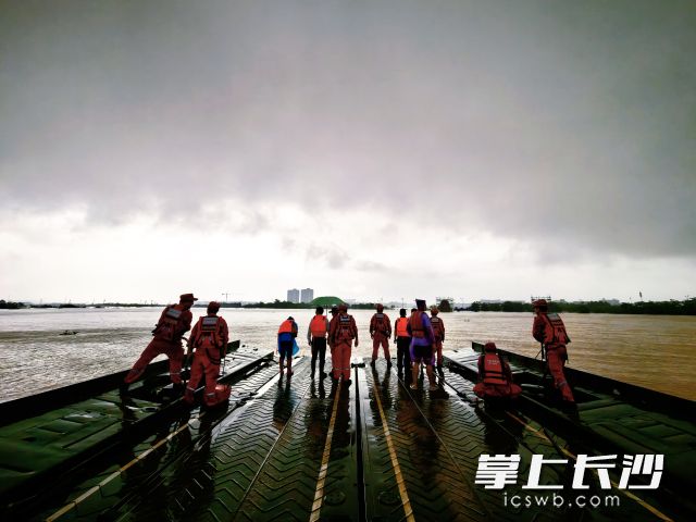 8日17时中国安能救援队员组装应急动力舟桥,开展被困人员转移工作。 8日17时中国安能救援队员组装应急动力舟桥,开展被困人员转移工作。